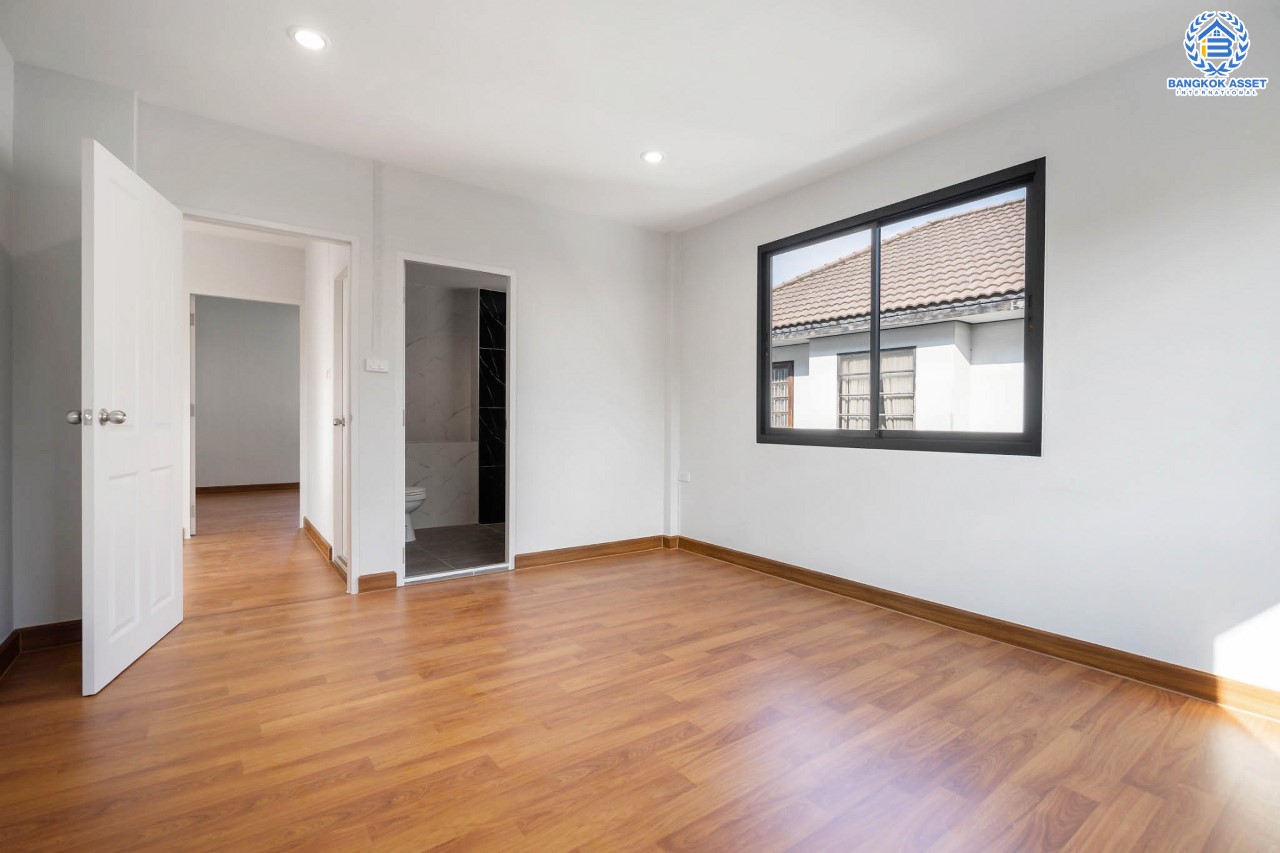 บ้านมือสองตกแต่งใหม่ ทำเลใจกลางเมือง ม.บ้านประชาชื่น ประชาชื่น-สามัคคี เนื้อที่ 63 ตร.ว. ฟังก์ชันจัดเต็ม 5 ห้องนอน 2 ห้องน้ำ 2 ที่จอดรถ บนทำเลเดินทางสะดวก เชื่อมต่อหลายเส้นทาง ใกล้เดอะมอลล์งามวงศ์วาน เซ็นทรัลแจ้งวัฒนะ ทางด่วน และรถไฟฟ้า (สายสีชมพู)